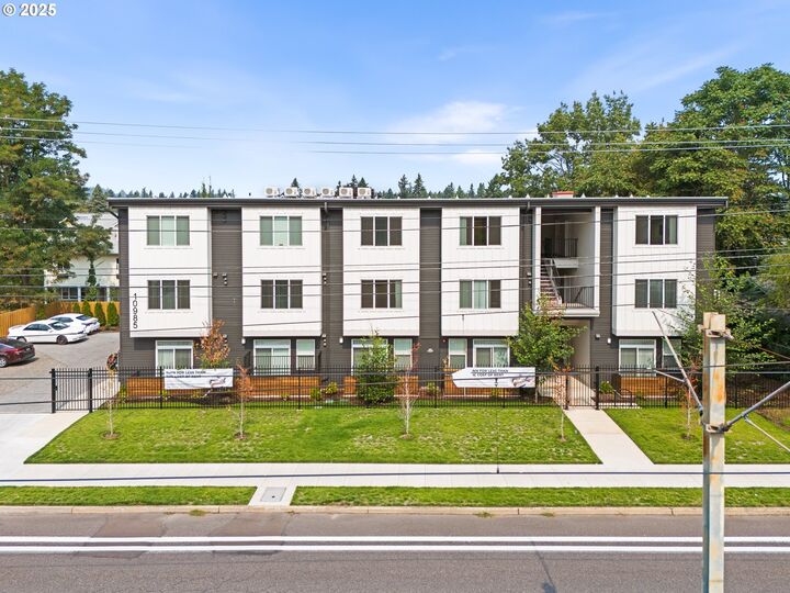 Property Photo:  10985 E Burnside St 15  OR 97216 