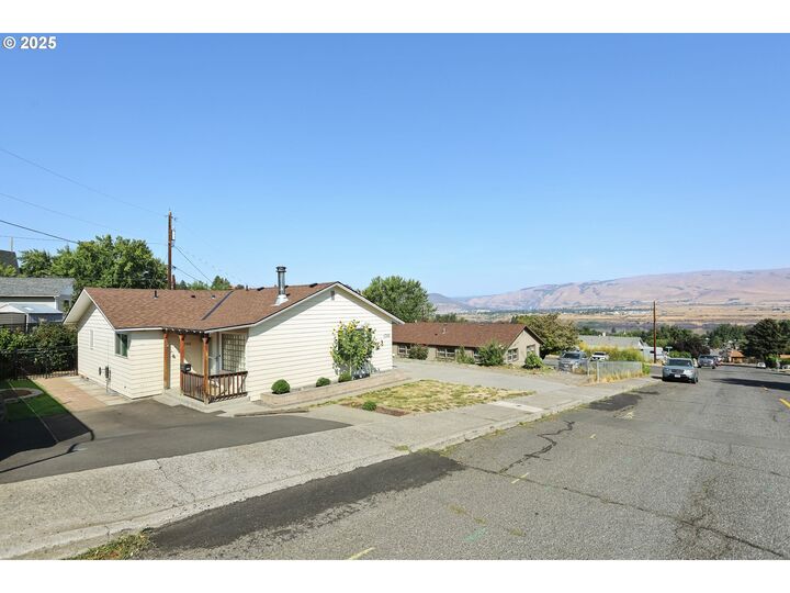 Property Photo: 1705 Nevada St OR 97058