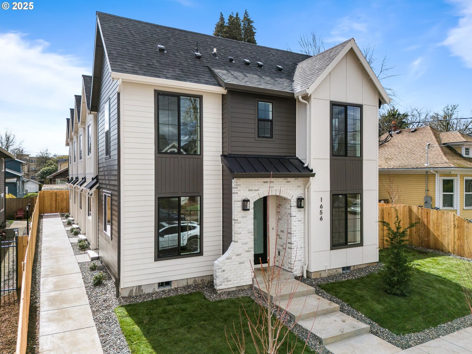 Property Photo:  1658 SE Umatilla St 2  OR 97202 