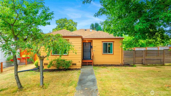 Property Photo:  3004  18th Street  WA 98201 
