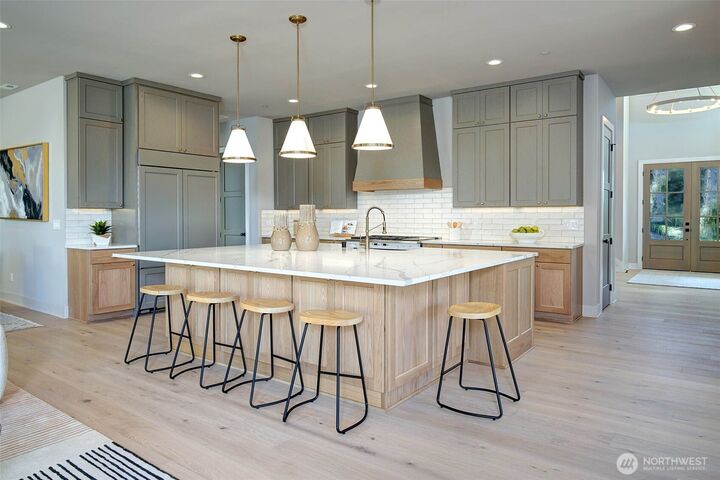 Property Photo: 12806 NE 65th Lane WA 98033