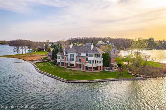 Property Photo:  82 Chateaux Du Lac  MI 48430 