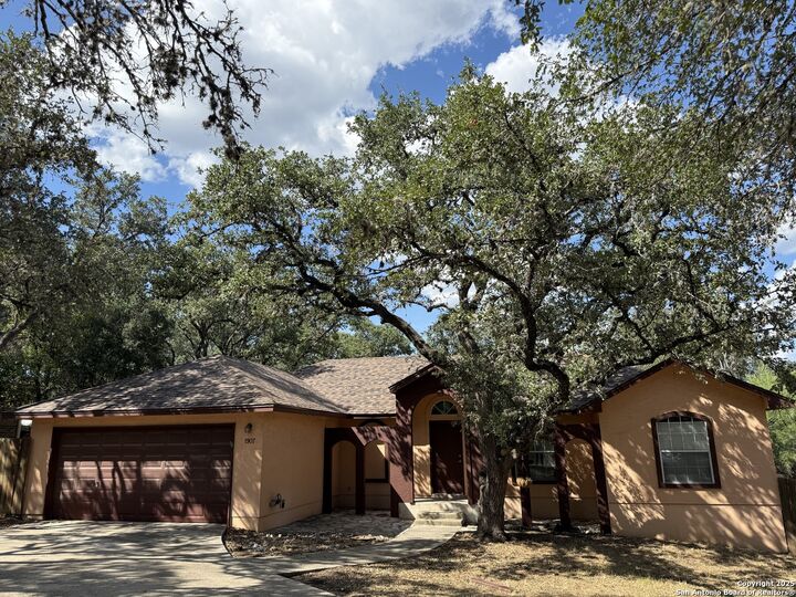 Property Photo: 1907 Summerwood Dr TX 78232