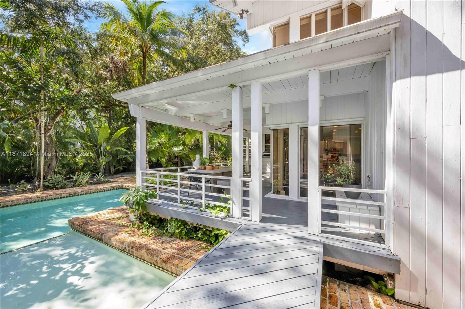 Property Photo: 5600 Oakwood Ln FL 33156