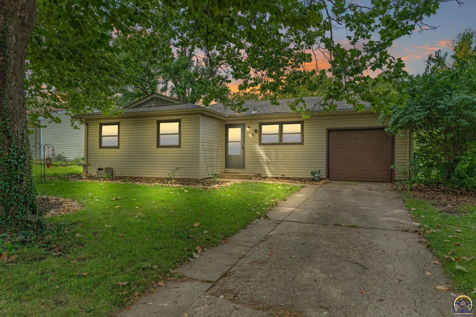 Property Photo: 1429 SW Lancaster St KS 66604