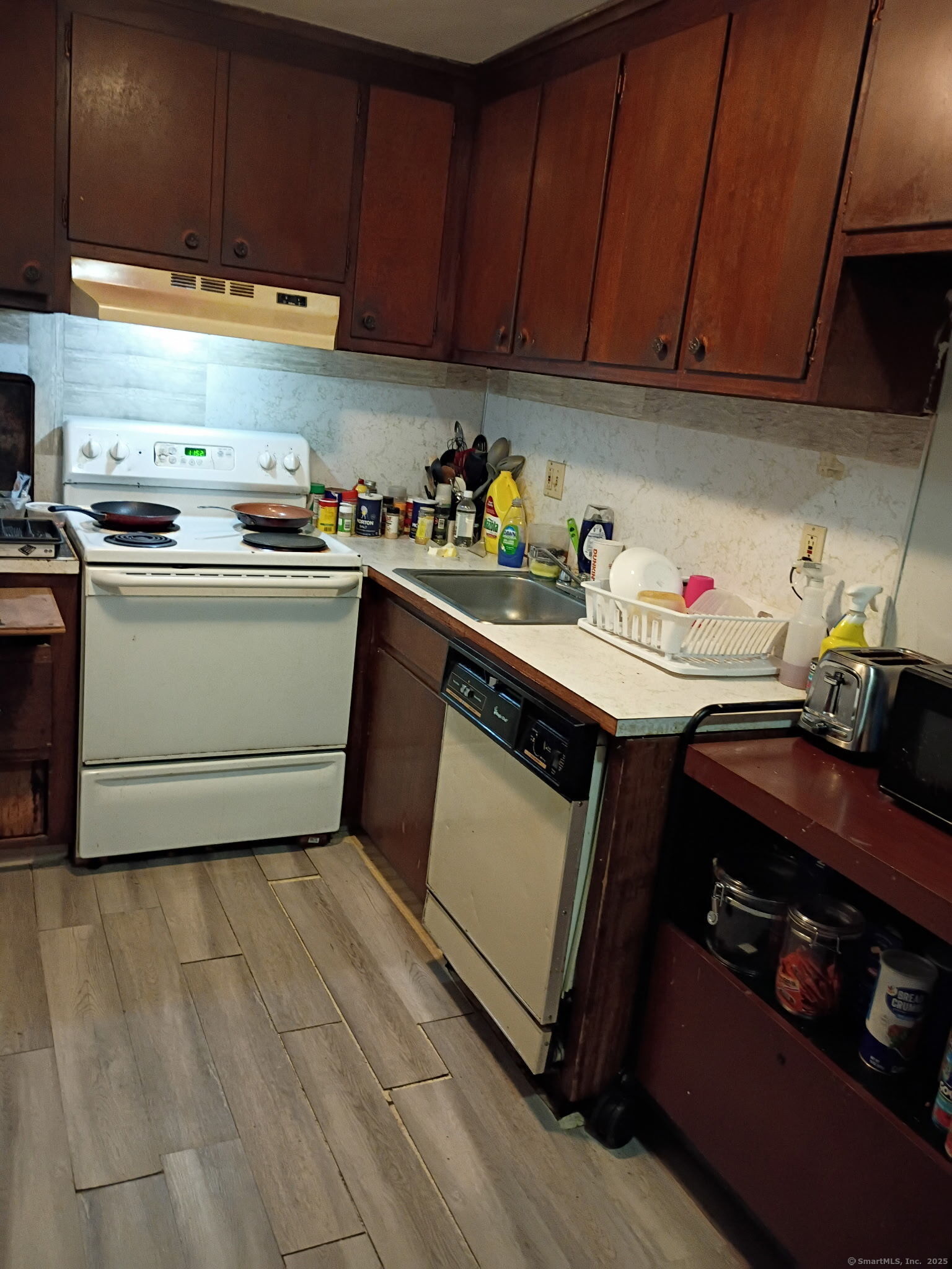 Property Photo:  515 Emmett Street Apt B12  CT 06010 