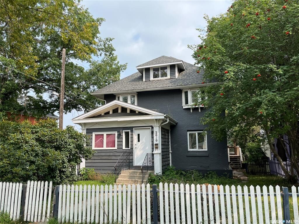Property Photo: 2010 1st Avenue E SK S6V 2B7