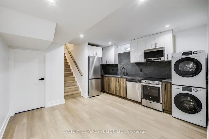 Photo de la propriété:  18 Springhurst Avenue 3  ON M6K 1A9