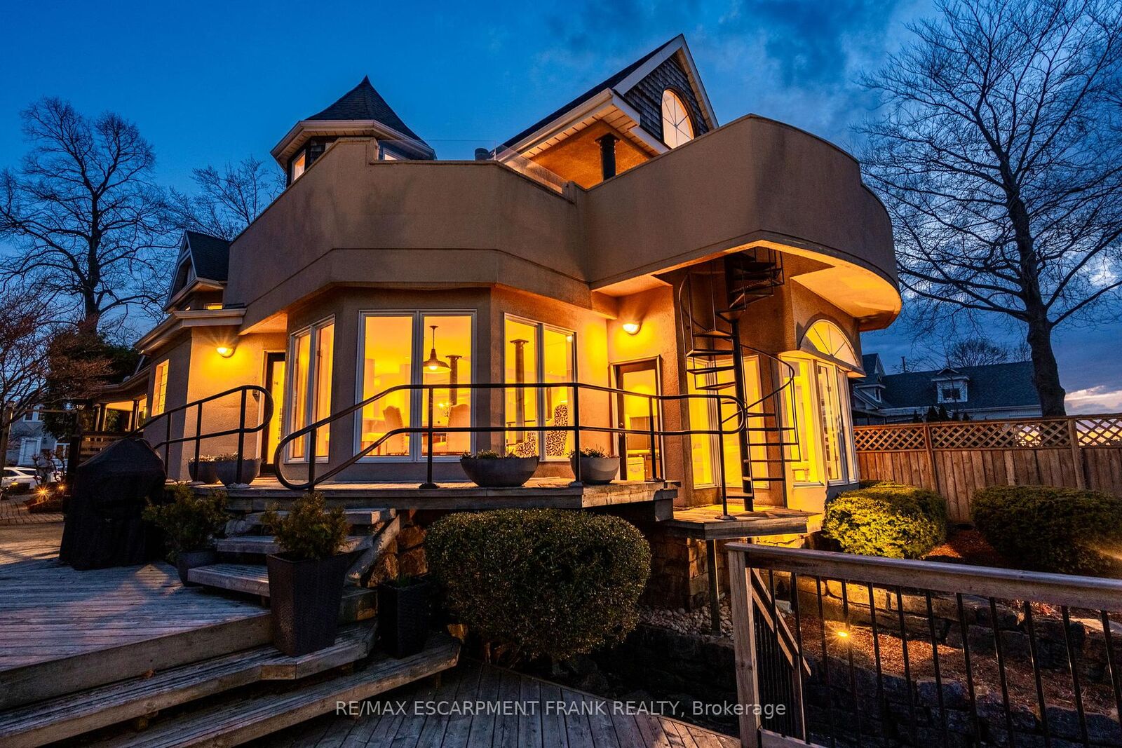 Property Photo:  91 Mountain Park Avenue  ON L9A 1A1 