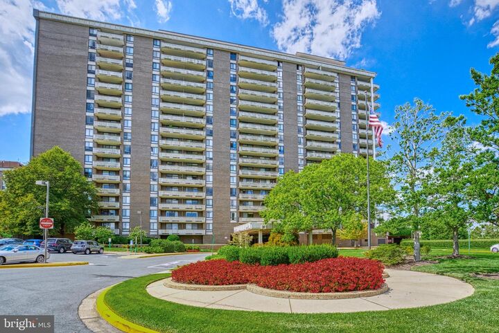 Property Photo: 1800 Old Meadow Road 1121 VA 22102