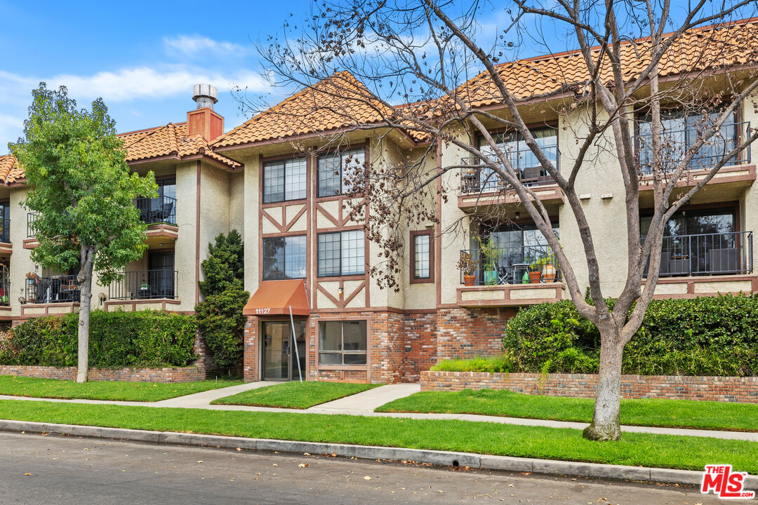 Property Photo: 11127 La Maida St CA 91601