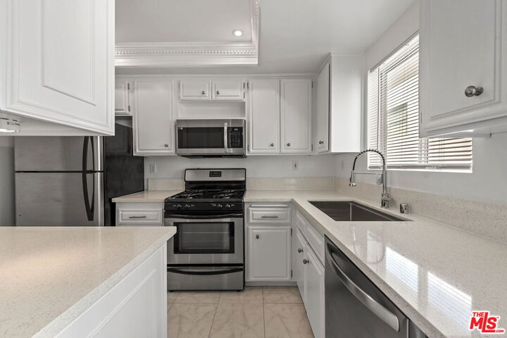 Property Photo: 1136 S Shenandoah St CA 90035