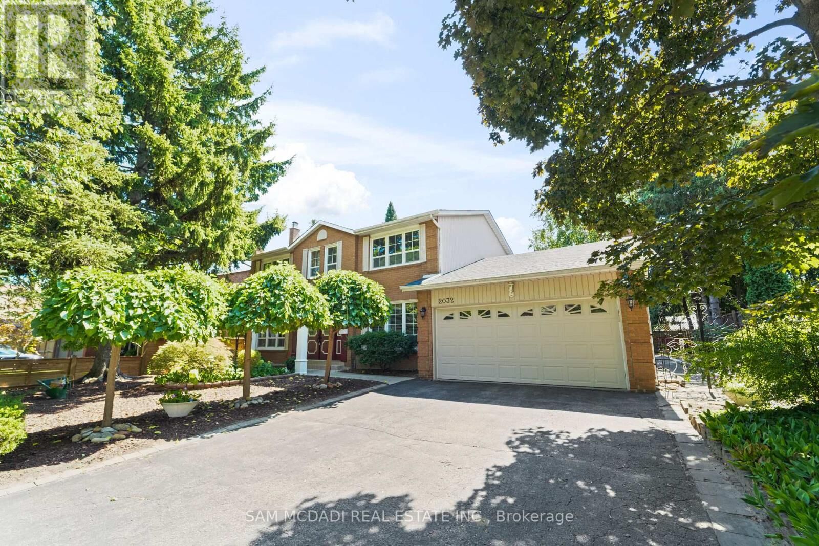 Property Photo: 2032 Shannon Drive ON L5H 3W3