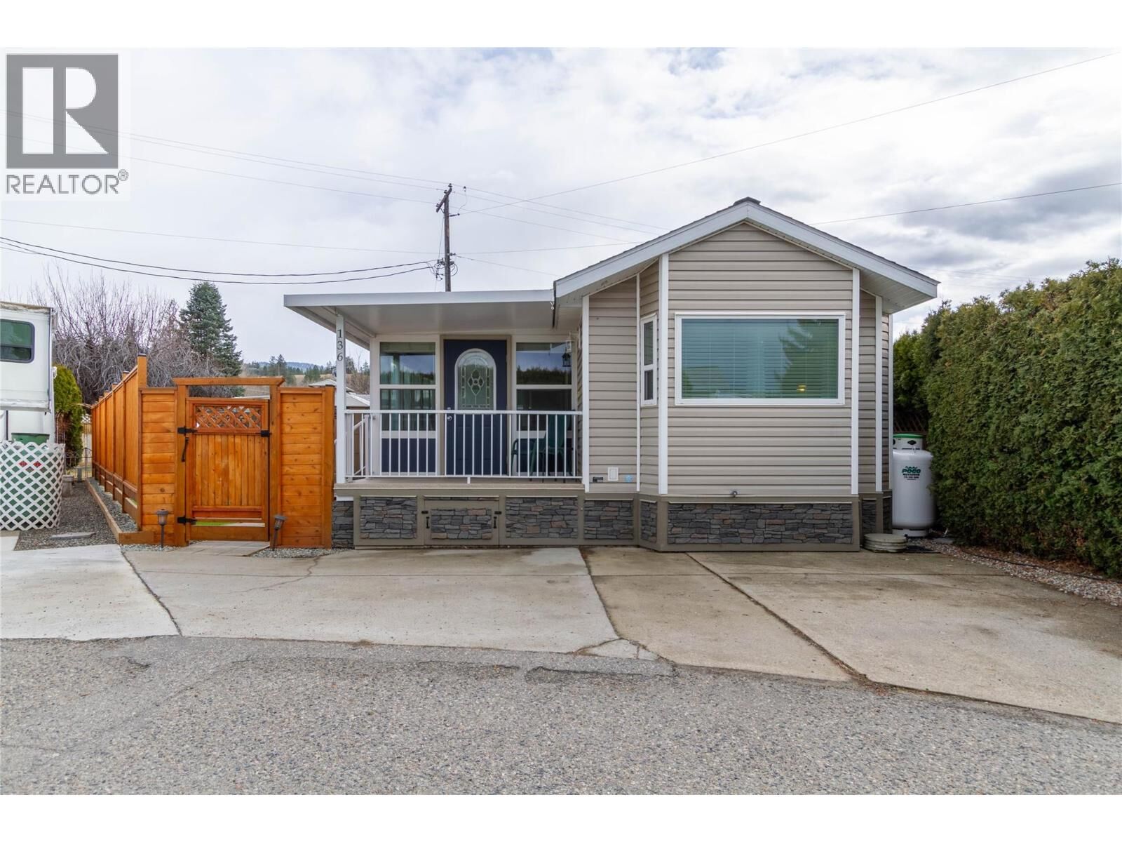 Property Photo: 415 Commonwealth Road 136 BC V4V 1P4
