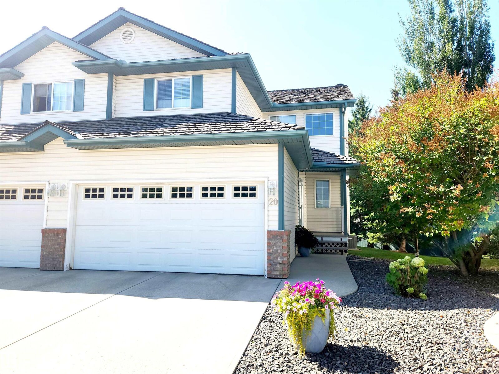 Property Photo: 211 Blackburn SW 20 AB T6W 1C8