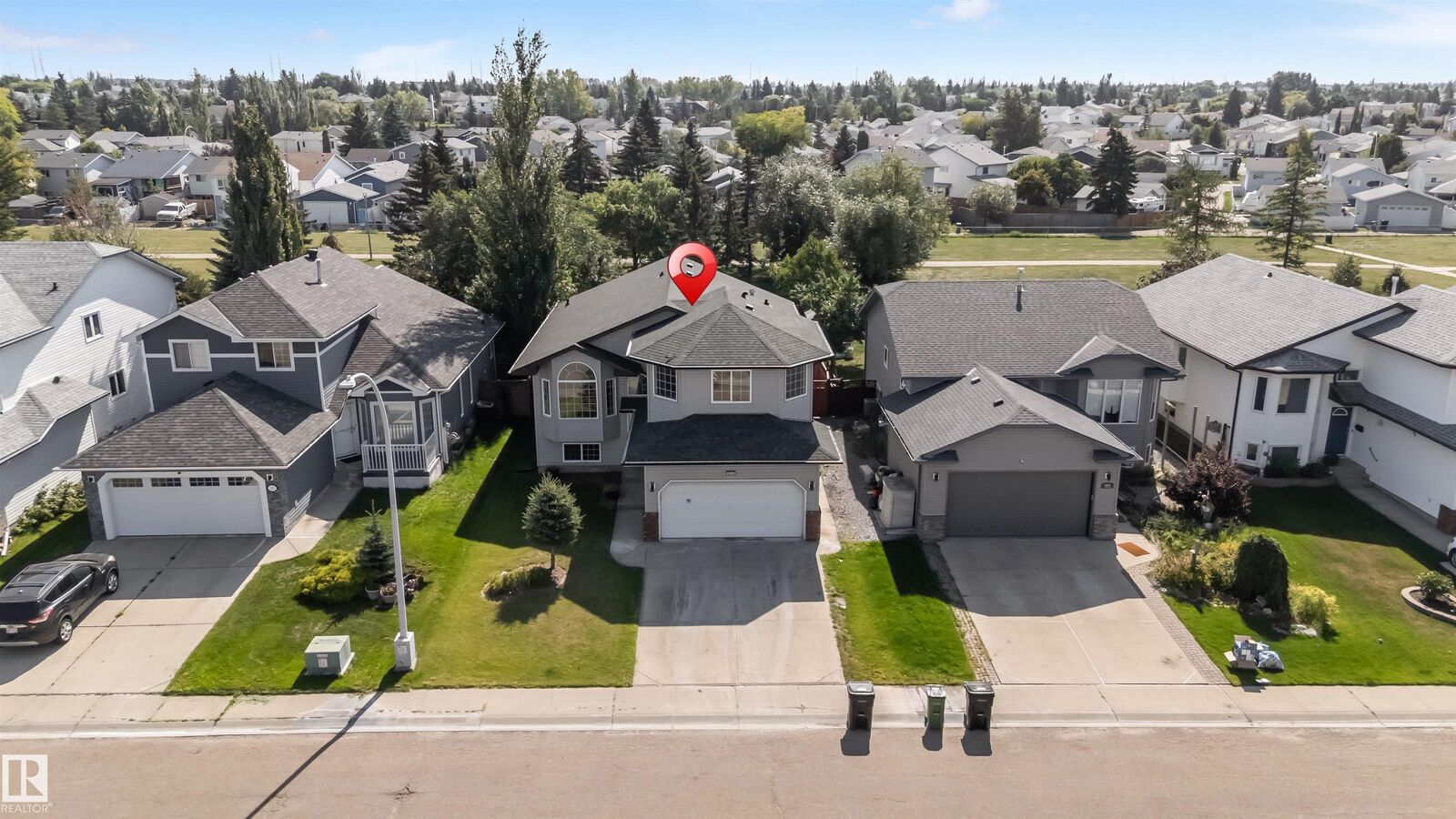Property Photo: 325 Jilling Cres. NW AB T6L 6N1