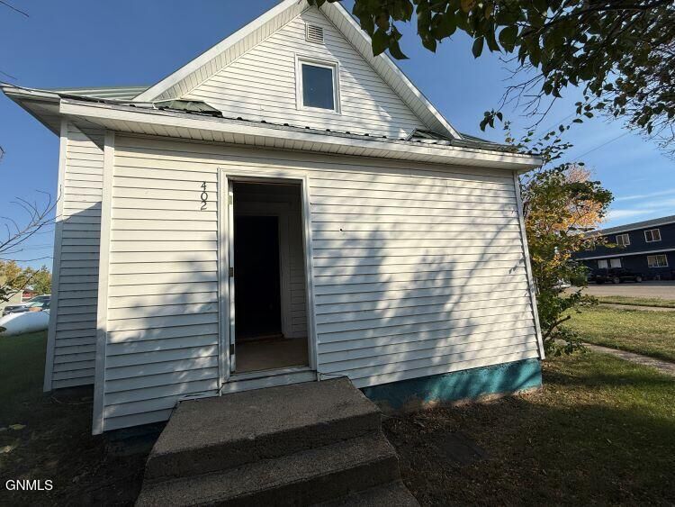Property Photo:  402 1st Street NW  ND 58730 