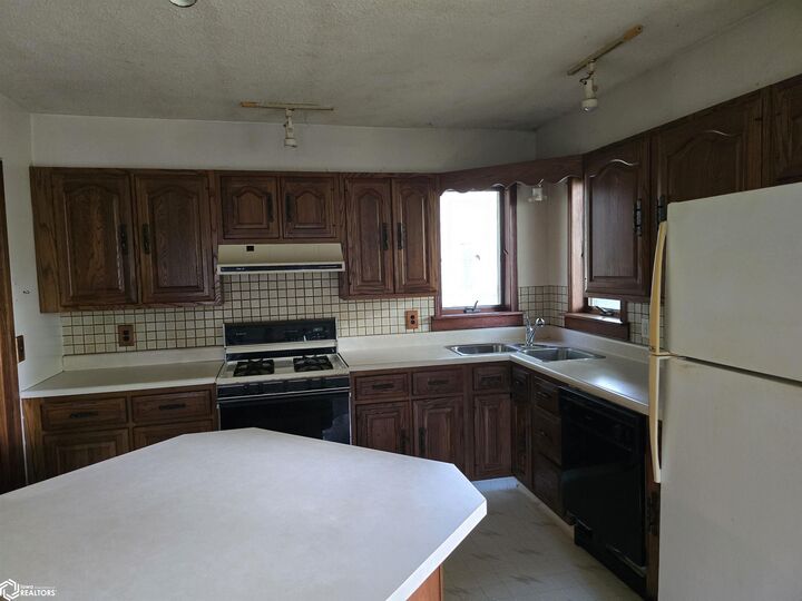 Property Photo: 523 Dunham Street IA 52601