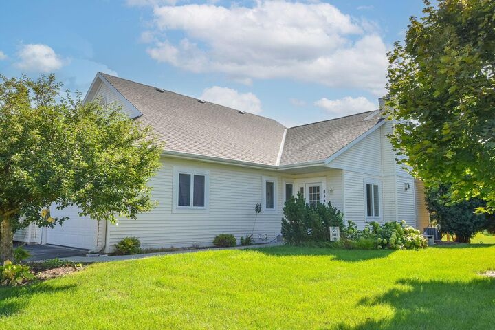 Property Photo: 835 Bridlewood Dr WI 53027