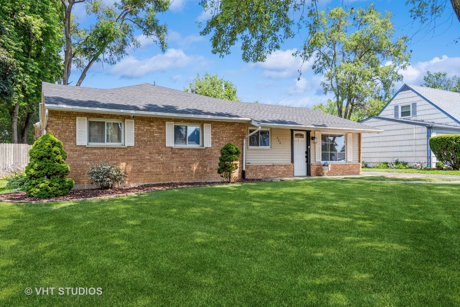 Property Photo:  520 White Oak Road  IL 60440 