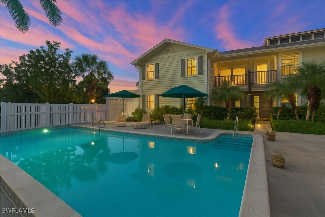 Property Photo: 880 8th Avenue S 202 FL 34102