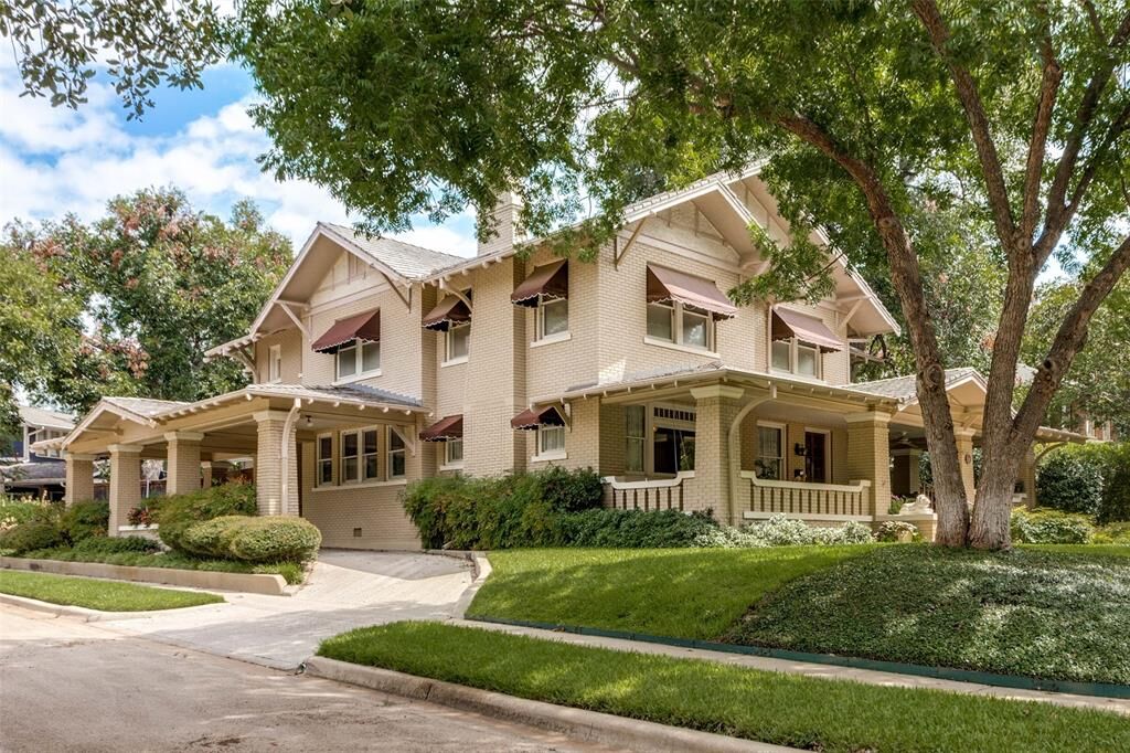 Property Photo:  1351 Mistletoe Drive  TX 76110 