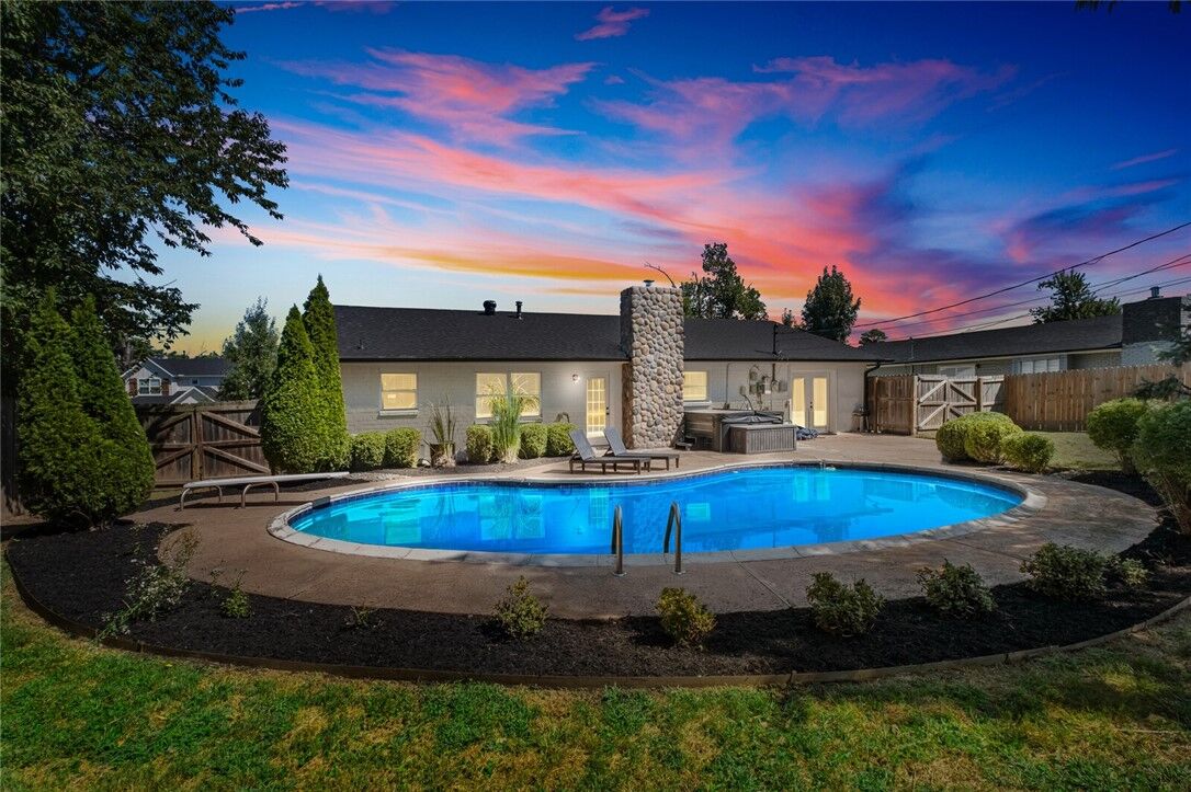 Property Photo: 1406 Pine Street AR 72758