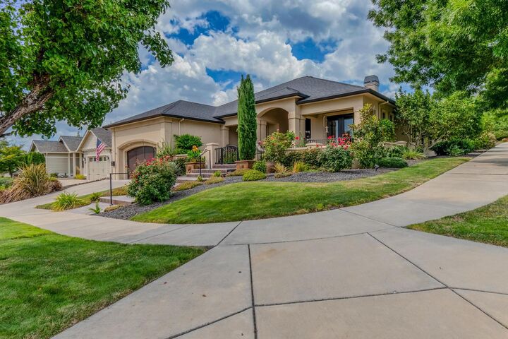 Property Photo:  3861 Calle Vista Drive  OR 97504 
