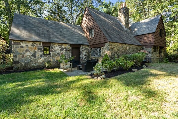 Property Photo:  1 Aberdeen Road  MA 02493 