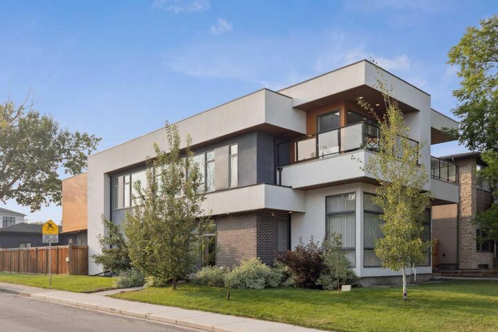 2010 25 Avenue SW  Calgary AB T2T 1A7 photo
