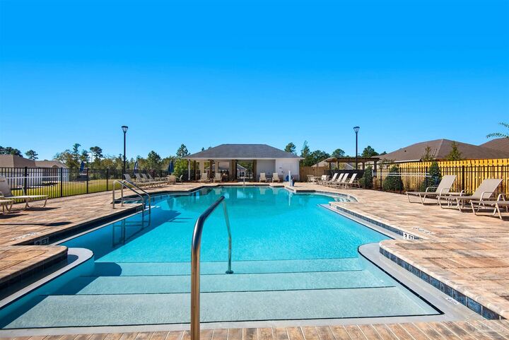 Property Photo: 3436 Crossvine Rd FL 32533