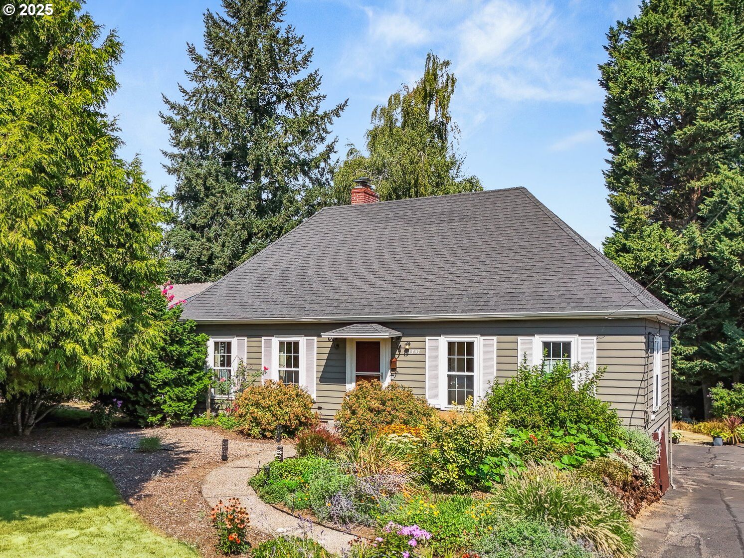 Property Photo: 5757 NE Emerson St OR 97218