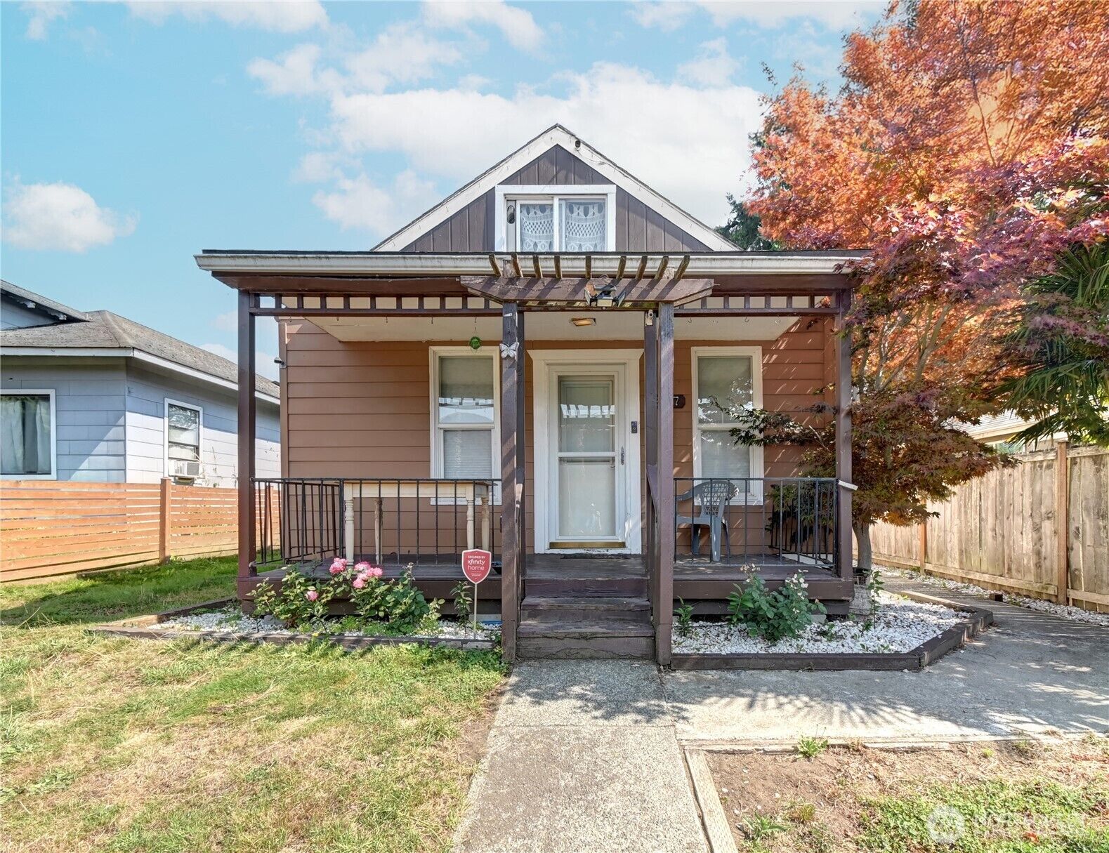 Property Photo:  2327  Harrison Avenue  WA 98201 