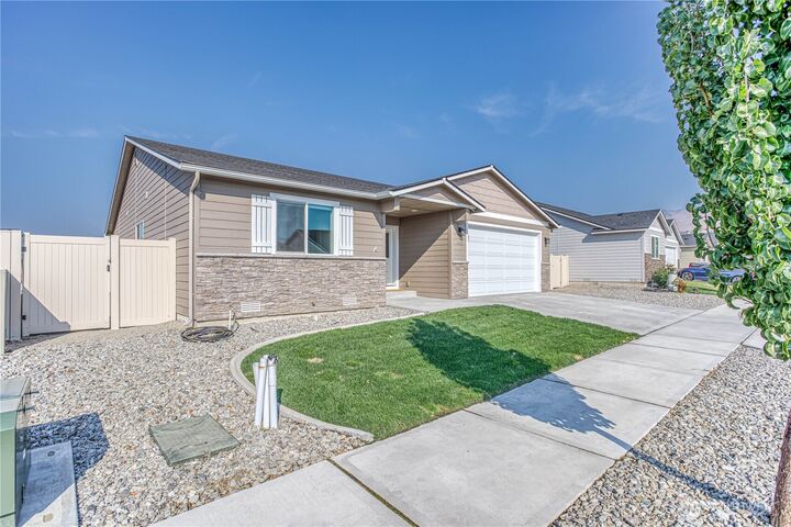 Property Photo: 182 Emma Dr WA 98801