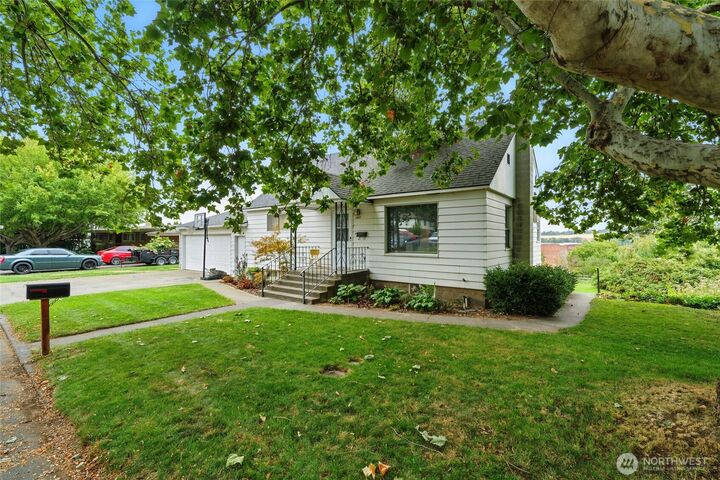 Property Photo:  1003  College Street  OR 97862 