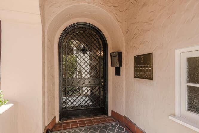 Property Photo:  26 West 4th Avenue 1  CA 94402 