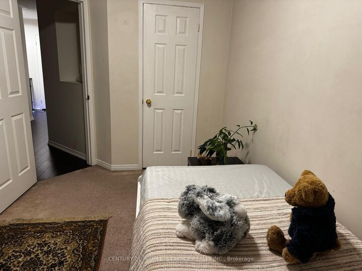 Property Photo:  409 Aspendale Crescent Upper-Bedroom  ON L5W 0E7 