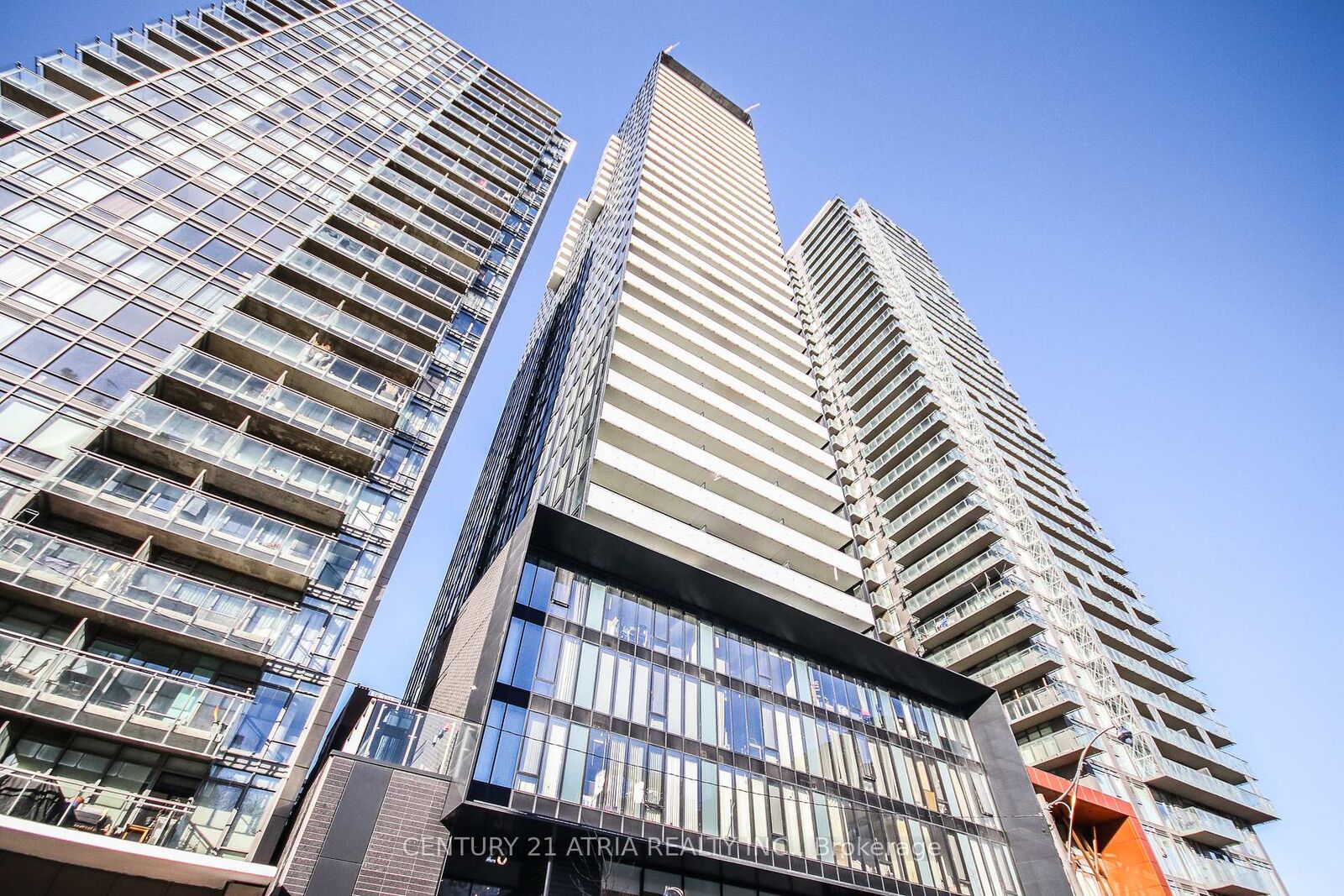 Property Photo:  28 Wellesley Street E 2110  ON M4Y 0C4 