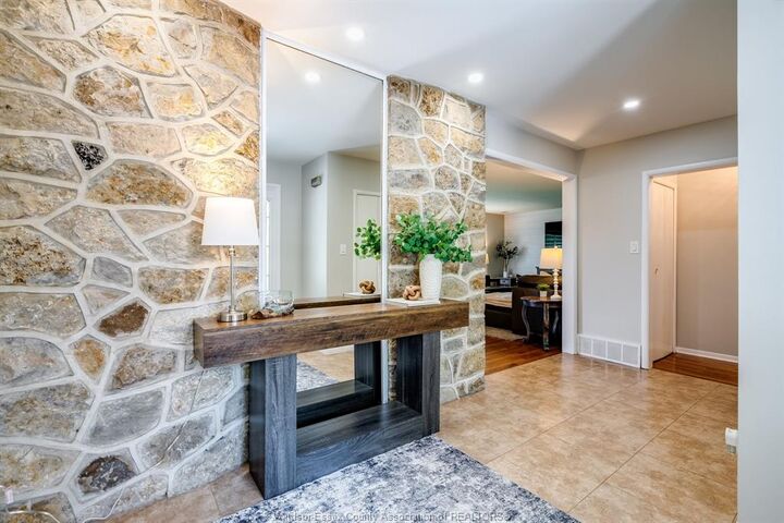 Property Photo:  26 Crest View Drive  ON N8H 4H8 
