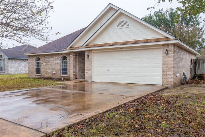 Property Photo:  1022 Alamo Street  TX 78644 
