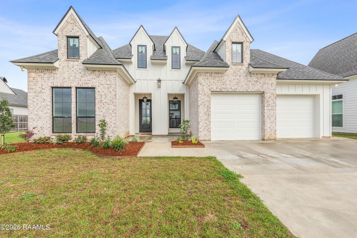 Property Photo:  208 Buenos Aires  LA 70592 