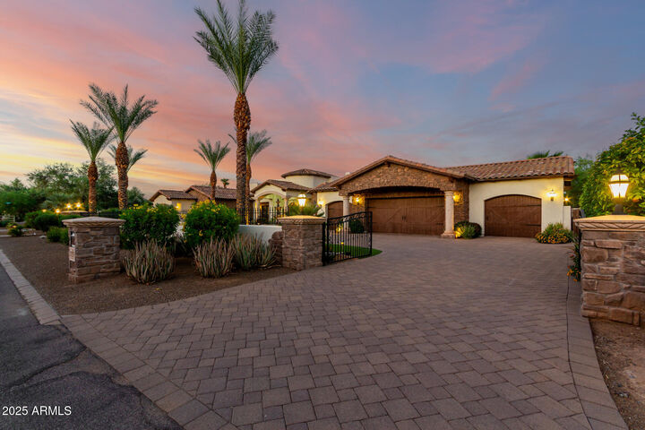 Property Photo: 10619 N 82nd Place AZ 85260