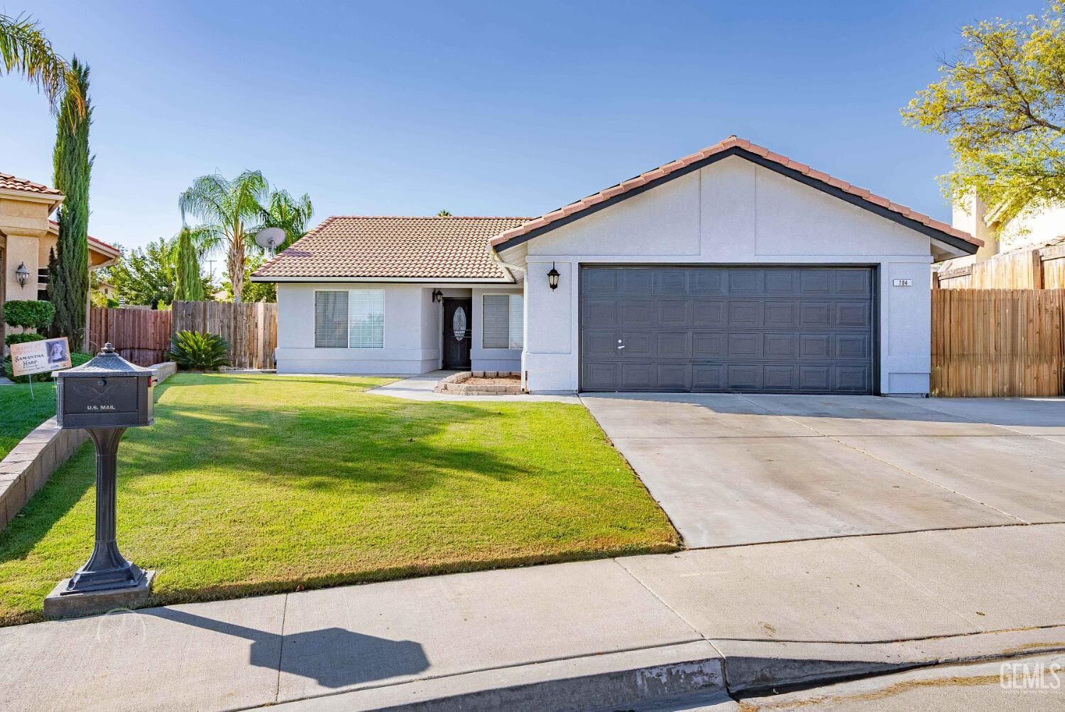 Property Photo: 704 Mallory Court CA 93268