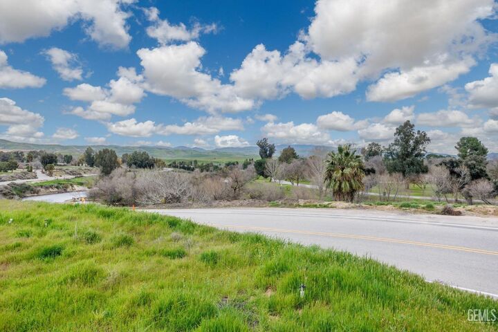 Property Photo: 2 Rio Mesa Drive CA 93308