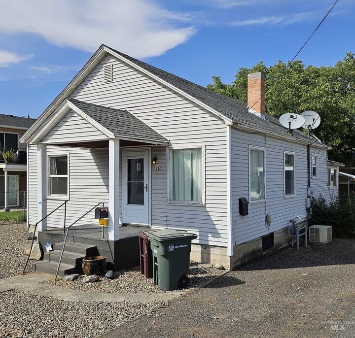 Property Photo: 1220 Highland Ave WA 99403