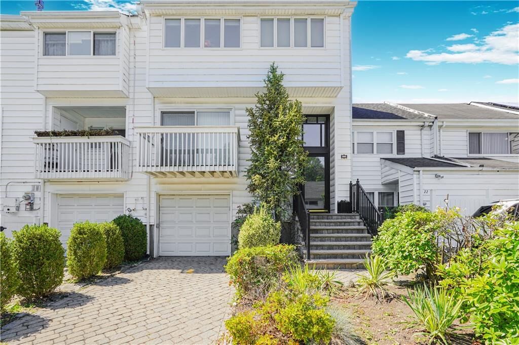 Property Photo:  24 Hampton Green  NY 10312 