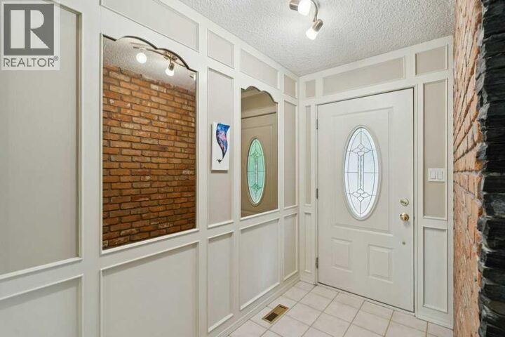 Property Photo:  318 Oakhill Place Southwest  AB T2V 3X5 