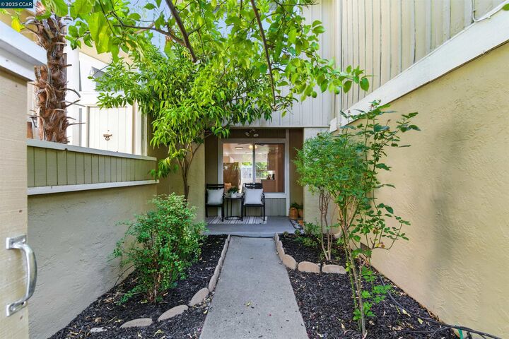 Property Photo:  208 Siskiyou Ct.  CA 94598 