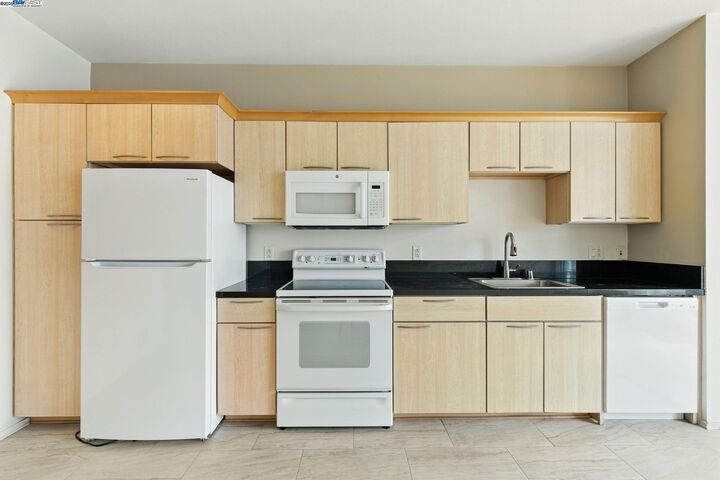 Property Photo:  1 Lakeside Dr 1006  CA 94612 