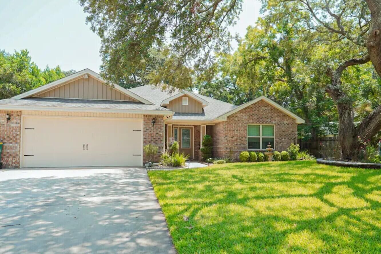Property Photo:  109 Thornhill Road  FL 32547 